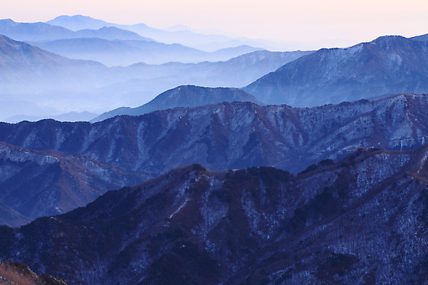포토 JPG 주간 나무 식물 구름 계절 설경 겨울 자연 산 한국 풍경 사람없음 야외 안개 눈 전라북도 전라도 산등성이 덕유산 운해 무주 운무 국내포토 자연요소 아시아 날씨 생태계 파일형식 구름_자연