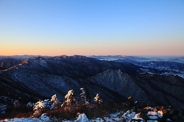 포토 JPG 주간 나무 식물 구름 계절 설경 겨울 자연현상 자연 하늘 산 한국 풍경 사람없음 야외 일출 노을 일몰 안개 눈 전라북도 전라도 산등성이 덕유산 운해 무주 운무 국내포토 자연요소 아시아 날씨 생태계 파일형식 구름_자연
