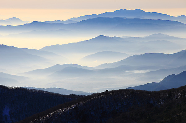 포토 JPG 주간 구름 계절 설경 겨울 자연현상 자연 산 한국 풍경 사람없음 야외 안개 눈 전라북도 전라도 산등성이 덕유산 운해 무주 운무 국내포토 자연요소 아시아 날씨 생태계 파일형식 구름_자연