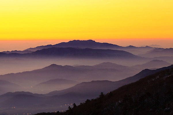 포토 JPG 주간 구름 자연현상 자연 하늘 산 한국 풍경 사람없음 야외 일출 노을 일몰 안개 전라북도 전라도 지평선 산등성이 덕유산 운해 무주 운무 국내포토 자연요소 아시아 날씨 생태계 파일형식 구름_자연