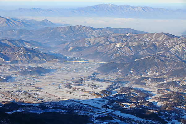 포토 JPG 주간 구름 계절 설경 겨울 밭 자연 하늘 산 한국 논 풍경 사람없음 야외 농경지 마을 안개 눈 전라북도 전라도 산등성이 덕유산 운해 무주 운무 가교 국내포토 자연요소 건축물 아시아 농업 날씨 농장 생태계 파일형식 구름_자연