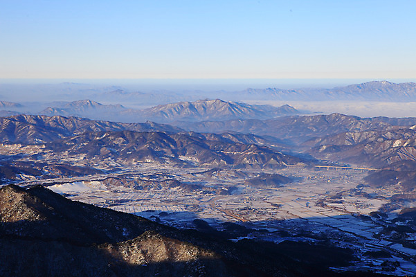 포토 JPG 주간 구름 계절 설경 겨울 밭 자연 하늘 산 한국 논 풍경 사람없음 야외 농경지 마을 안개 눈 전라북도 전라도 산등성이 덕유산 운해 무주 운무 가교 국내포토 자연요소 건축물 아시아 농업 날씨 농장 생태계 파일형식 구름_자연