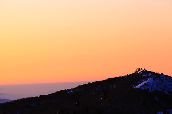 포토 JPG 주간 구름 계절 실루엣 겨울 자연현상 자연 하늘 산 한국 풍경 야외 일출 노을 일몰 안개 눈 정상 전라북도 전라도 산등성이 덕유산 운해 무주 운무 국내포토 자연요소 아시아 날씨 촬영기법 생태계 파일형식 구름_자연
