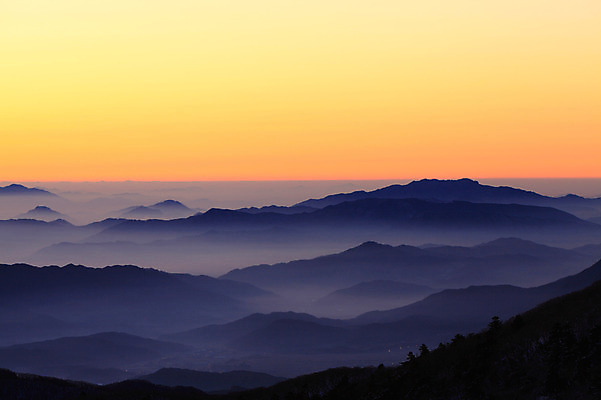포토 JPG 주간 구름 자연현상 자연 하늘 산 한국 풍경 사람없음 야외 일출 노을 일몰 안개 전라북도 전라도 지평선 산등성이 덕유산 운해 무주 운무 국내포토 자연요소 아시아 날씨 생태계 파일형식 구름_자연