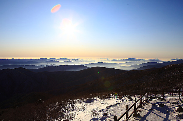 포토 JPG 주간 구름 계절 설경 겨울 난간 자연현상 자연 하늘 산 한국 풍경 사람없음 야외 햇빛 안개 눈 전라북도 전라도 산등성이 덕유산 운해 무주 운무 국내포토 자연요소 아시아 날씨 태양 생태계 파일형식 구름_자연