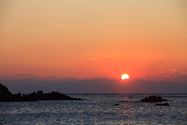 포토 JPG 구름 실루엣 바다 자연현상 자연 하늘 한국 풍경 사람없음 야외 일출 노을 일몰 돌_바위 바위 경주 무덤 묘 경상북도 경상도 문무대왕릉 사적 수중릉 왕릉 국내포토 자연요소 아시아 촬영기법 생태계 파일형식