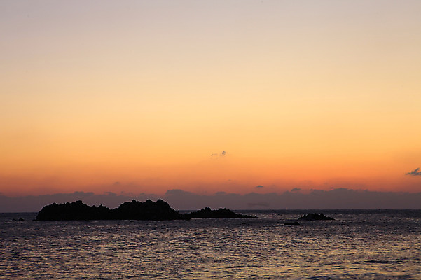포토 JPG 구름 실루엣 바다 자연현상 자연 하늘 한국 풍경 사람없음 야외 햇빛 일출 노을 일몰 돌_바위 바위 경주 무덤 묘 경상북도 경상도 문무대왕릉 사적 수중릉 왕릉 국내포토 자연요소 아시아 촬영기법 태양 생태계 파일형식