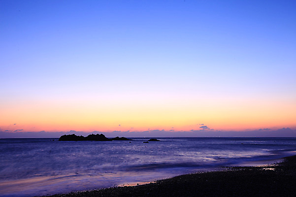포토 JPG 구름 실루엣 물결 파도 바다 자연현상 자연 하늘 한국 풍경 해변 사람없음 야외 햇빛 일출 노을 일몰 돌_바위 바위 경주 무덤 묘 경상북도 경상도 문무대왕릉 사적 수중릉 왕릉 국내포토 자연요소 아시아 촬영기법 태양 생태계 파일형식