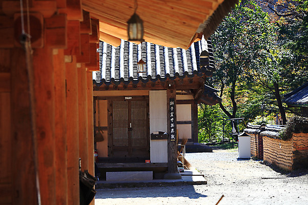 포토 JPG 주간 나무 식물 한국문화 한국전통 전통 건축물 건축 아시아 전통문화 문화 고건축 한국건축 건축양식 종교건축 종교시설 조명 한옥 한국 풍경 사람없음 야외 건물 아웃포커스 담장 동양건축 램프 사찰 전라도 전라남도 처마 목조 장성 장성백양사 현판 국내포토 자연요소 동양문화 나라 종교 촬영기법 시설 파일형식 동양