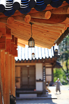 포토 JPG 주간 한국문화 한국전통 전통 건축물 건축 아시아 전통문화 문화 고건축 한국건축 건축양식 종교건축 종교시설 조명 한옥 한국 기와 한명 사람 풍경 야외 건물 아웃포커스 동양건축 램프 사찰 승려 전라도 전라남도 처마 목조 장성 장성백양사 국내포토 자연요소 1 동양문화 나라 종교 촬영기법 성직자 시설 파일형식 동양