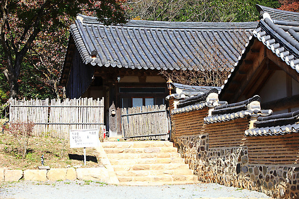 포토 JPG 주간 나무 식물 한국문화 한국전통 전통 건축물 건축 아시아 전통문화 문화 고건축 한국건축 건축양식 종교건축 종교시설 하늘 출입구 한옥 한국 알림판 풍경 사람없음 야외 건물 울타리 담장 문 계단 동양건축 표지판 사찰 전라도 전라남도 장성 장성백양사 국내포토 자연요소 동양문화 나라 종교 시설 파일형식 동양