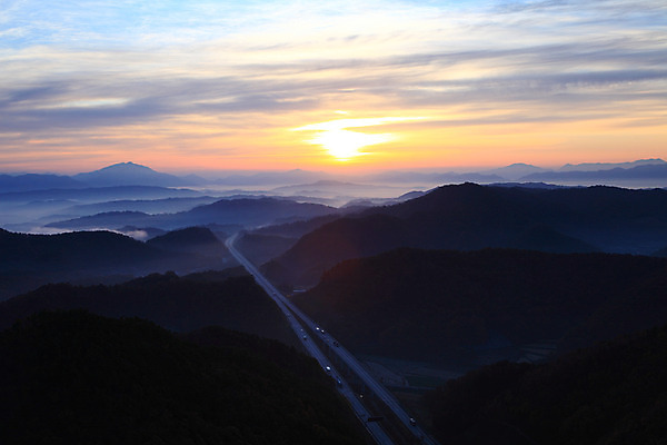 포토 JPG 구름 실루엣 도로 길 자동차 자연현상 자연 하늘 산 한국 풍경 사람없음 야외 태양 일출 노을 일몰 안개 고속도로 산등성이 충청도 운해 충청북도 보은 수리티재 운무 국내포토 자연요소 아시아 육상교통 교통시설 날씨 촬영기법 생태계 파일형식 구름_자연