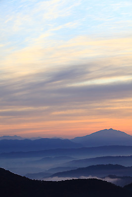 포토 JPG 구름 실루엣 자연현상 자연 하늘 산 한국 풍경 사람없음 야외 일출 노을 일몰 안개 산등성이 충청도 운해 충청북도 보은 수리티재 운무 국내포토 자연요소 아시아 날씨 촬영기법 생태계 파일형식 구름_자연
