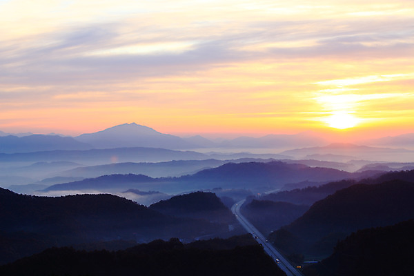 포토 JPG 구름 실루엣 도로 길 자동차 자연현상 자연 하늘 산 한국 풍경 사람없음 야외 태양 일출 노을 일몰 안개 고속도로 산등성이 충청도 운해 충청북도 보은 수리티재 운무 국내포토 자연요소 아시아 육상교통 교통시설 날씨 촬영기법 생태계 파일형식 구름_자연