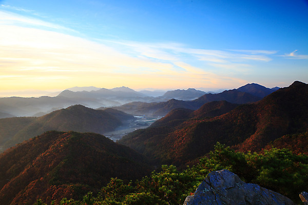 포토 JPG 주간 나무 식물 구름 자연현상 자연 하늘 산 한국 풍경 사람없음 야외 일출 노을 일몰 안개 돌_바위 바위 산등성이 충청도 운해 충청북도 보은 수리티재 운무 국내포토 자연요소 아시아 날씨 생태계 파일형식 구름_자연