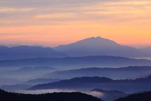 포토 JPG 구름 실루엣 자연현상 자연 하늘 산 한국 풍경 사람없음 야외 일출 노을 일몰 안개 산등성이 충청도 운해 충청북도 보은 수리티재 운무 국내포토 자연요소 아시아 날씨 촬영기법 생태계 파일형식 구름_자연