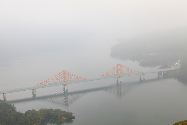 포토 JPG 주간 시설물 건축물 자연 산 한국 물그림자 풍경 사람없음 야외 강 반사 안개 충청도 흐림 충청북도 단양 단양팔경 명승지 옥순대교 옥순봉 제천 충주호 가교 국내포토 자연요소 건축 아시아 호수 날씨 그림자 다리_건축물 생태계 봉우리 충주 파일형식