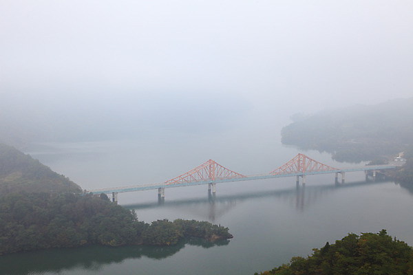 포토 JPG 주간 시설물 건축물 자연 산 한국 물그림자 풍경 사람없음 야외 강 반사 안개 충청도 흐림 충청북도 단양 단양팔경 명승지 옥순대교 옥순봉 제천 충주호 가교 국내포토 자연요소 건축 아시아 호수 날씨 그림자 다리_건축물 생태계 봉우리 충주 파일형식