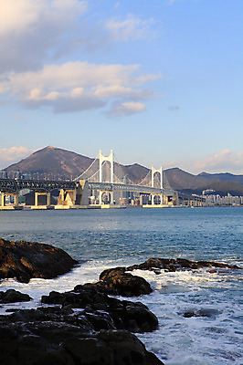 포토 JPG 주간 구름 시설물 건축물 현대건축 아시아 물결 파도 바다 하늘 산 한국 풍경 빌딩 해변 사람없음 야외 건물 도시풍경 고층빌딩 돌_바위 바위 도시 해안도시 부산 광안대교 가교 국내포토 자연요소 건축 나라 다리_건축물 파일형식