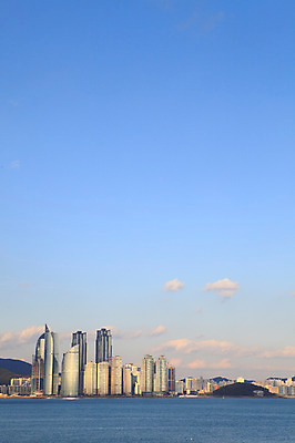 포토 JPG 주간 구름 건축물 현대건축 아시아 바다 하늘 산 한국 풍경 빌딩 해변 사람없음 야외 건물 도시풍경 고층빌딩 도시 해안도시 부산 국내포토 자연요소 건축 나라 파일형식