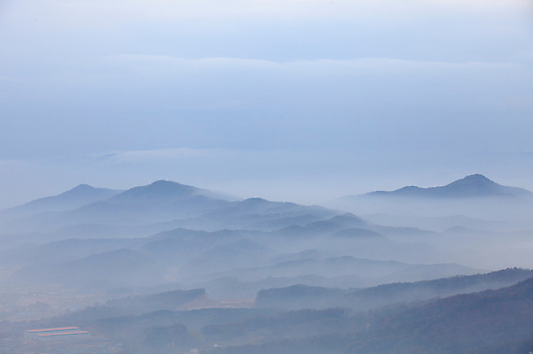 포토 JPG 주간 구름 자연현상 자연 하늘 산 한국 풍경 사람없음 야외 안개 산등성이 운해 운무 천안 국내포토 자연요소 아시아 날씨 충청남도 생태계 파일형식 구름_자연