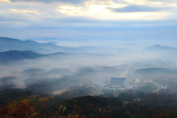 포토 JPG 주간 구름 건축물 자연현상 하늘 산 한국 풍경 사람없음 야외 건물 도시풍경 안개 도시 충청남도 전시회 박물관 산등성이 충청도 운해 독립기념관 운무 천안 국내포토 자연요소 건축 아시아 자연 날씨 전시 기념관 파일형식 구름_자연