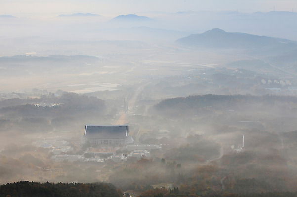 포토 JPG 주간 구름 건축물 자연현상 산 한국 풍경 사람없음 야외 건물 도시풍경 안개 도시 충청남도 전시회 박물관 산등성이 충청도 운해 독립기념관 운무 천안 국내포토 자연요소 건축 아시아 자연 날씨 전시 기념관 파일형식 구름_자연