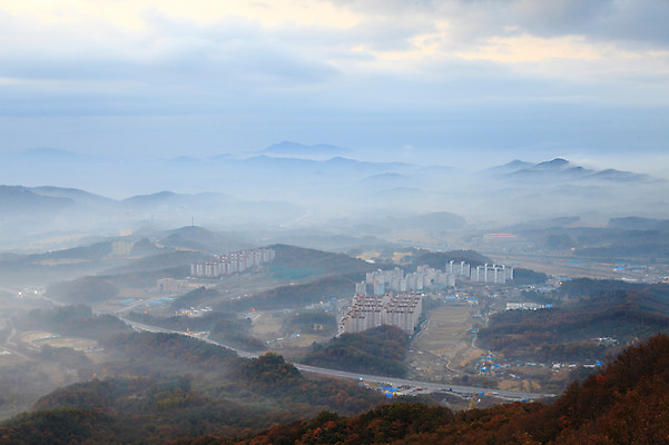 포토 JPG 주간 구름 건축물 자연현상 산 아파트 한국 풍경 사람없음 야외 건물 도시풍경 안개 도시 충청남도 산등성이 충청도 운해 운무 천안 국내포토 자연요소 건축 아시아 자연 날씨 주택 파일형식 구름_자연