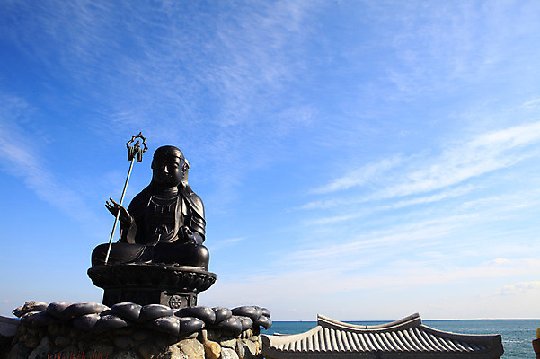 포토 JPG 주간 구름 한국문화 한국전통 전통 건축물 종교 전통문화 문화 바다 조각 불교 종교시설 하늘 지붕 기와 풍경 해변 사람없음 야외 조형물 동상 조각상 맑음 사찰 불상 부처 부산 해동용궁사 조각_조소 국내포토 기장군 자연요소 동양문화 건축 종교건축 날씨 한국 미술 시설 기념물 조소 파일형식 기장_한국