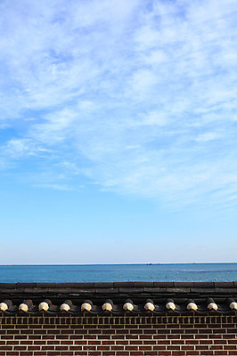 포토 JPG 주간 구름 건축물 건축 종교 문화 바다 고건축 불교 한국건축 종교건축 종교시설 하늘 벽돌 한국 기와 풍경 해변 사람없음 야외 담장 맑음 동양건축 사찰 벽돌담 부산 해동용궁사 국내포토 기장군 자연요소 아시아 날씨 시설 파일형식 기장_한국 동양