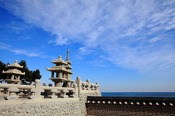 포토 JPG 주간 구름 종교 문화 바다 불교 종교건축 종교시설 하늘 한국 풍경 해변 사람없음 야외 담장 조형물 탑 맑음 사찰 석탑 부산 불탑 해동용궁사 국내포토 기장군 자연요소 건축물 건축 아시아 날씨 미술 시설 파일형식 기장_한국