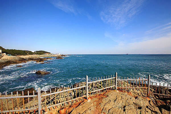 포토 JPG 주간 구름 바다 난간 자연 하늘 한국 풍경 해변 사람없음 야외 울타리 맑음 절벽 돌_바위 바위 부산 해동용궁사 국내포토 기장군 자연요소 아시아 날씨 담장 생태계 파일형식 기장_한국