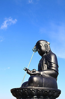 포토 JPG 주간 구름 한국문화 한국전통 전통 종교 전통문화 문화 조각 불교 종교시설 하늘 풍경 사람없음 야외 조형물 동상 조각상 맑음 사찰 불상 부처 부산 해동용궁사 조각_조소 국내포토 기장군 자연요소 동양문화 종교건축 날씨 한국 미술 시설 기념물 조소 파일형식 기장_한국