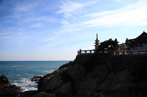 포토 JPG 주간 구름 건축물 건축 종교 문화 바다 불교 한국건축 종교건축 종교시설 하늘 한국 풍경 해변 사람없음 야외 건물 탑 동양건축 절벽 돌_바위 바위 사찰 석탑 부산 불탑 해동용궁사 국내포토 기장군 자연요소 아시아 시설 파일형식 기장_한국 동양