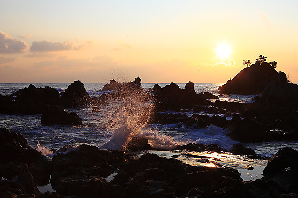 포토 JPG 주간 구름 실루엣 물결 파도 바다 자연 하늘 한국 풍경 해변 사람없음 야외 태양 일출 일몰 돌_바위 바위 강원도 삼척 해신당 국내포토 자연요소 아시아 촬영기법 노을 생태계 파일형식