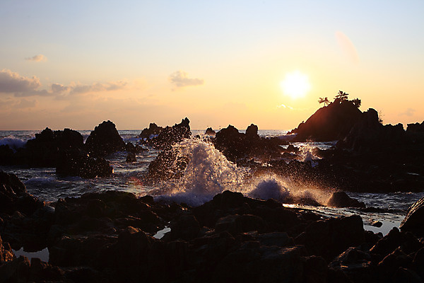 포토 JPG 주간 구름 실루엣 물결 파도 바다 자연 하늘 한국 풍경 해변 사람없음 야외 태양 일출 일몰 돌_바위 바위 강원도 삼척 해신당 국내포토 자연요소 아시아 촬영기법 노을 생태계 파일형식