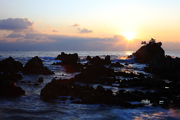 포토 JPG 주간 구름 실루엣 바다 자연 하늘 한국 풍경 해변 사람없음 야외 빛 햇빛 태양 일출 일몰 돌_바위 바위 강원도 삼척 해신당 국내포토 자연요소 아시아 촬영기법 노을 생태계 파일형식