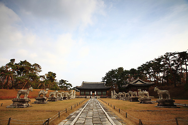 포토 JPG 주간 나무 식물 구름 한국문화 한국전통 전통 건축물 건축 아시아 전통문화 문화 길 조각 고건축 유적 한국건축 유적지 하늘 유물 한국 풍경 사람없음 야외 조형물 조각상 동양건축 원근감 문화재 무덤 묘 석상 경기도 남양주 묘소 사적 왕릉 홍유릉 조각_조소 국내포토 자연요소 동양문화 나라 뷰포인트 미술 세계문화유산 조소 파일형식 동양