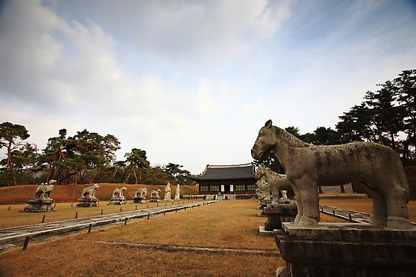 포토 JPG 주간 나무 식물 구름 한국문화 한국전통 전통 건축물 건축 아시아 전통문화 문화 길 조각 고건축 유적 한국건축 유적지 하늘 유물 한국 풍경 사람없음 야외 조형물 조각상 동양건축 원근감 문화재 무덤 묘 석상 경기도 남양주 묘소 사적 왕릉 홍유릉 조각_조소 국내포토 자연요소 동양문화 나라 뷰포인트 미술 세계문화유산 조소 파일형식 동양