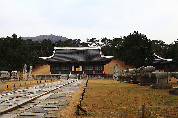 포토 JPG 주간 나무 식물 한국문화 한국전통 전통 건축물 건축 아시아 전통문화 문화 길 조각 고건축 유적 한국건축 유적지 하늘 유물 한국 풍경 사람없음 야외 조형물 조각상 동양건축 원근감 문화재 무덤 묘 석상 경기도 남양주 묘소 사적 왕릉 홍유릉 조각_조소 국내포토 자연요소 동양문화 나라 뷰포인트 미술 세계문화유산 조소 파일형식 동양