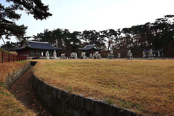 포토 JPG 주간 나무 식물 한국문화 한국전통 전통 건축물 건축 아시아 전통문화 문화 조각 고건축 유적 한국건축 유적지 하늘 유물 한국 풍경 사람없음 야외 울타리 조형물 조각상 동양건축 문화재 무덤 묘 수로 석상 경기도 남양주 묘소 사적 왕릉 홍유릉 조각_조소 국내포토 자연요소 동양문화 나라 미술 담장 세계문화유산 조소 파일형식 동양