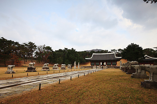 포토 JPG 주간 나무 식물 구름 한국문화 한국전통 전통 건축물 건축 아시아 전통문화 문화 길 조각 고건축 유적 한국건축 유적지 하늘 유물 한국 풍경 사람없음 야외 조형물 조각상 동양건축 원근감 문화재 무덤 묘 석상 경기도 남양주 묘소 사적 왕릉 홍유릉 조각_조소 국내포토 자연요소 동양문화 나라 뷰포인트 미술 세계문화유산 조소 파일형식 동양