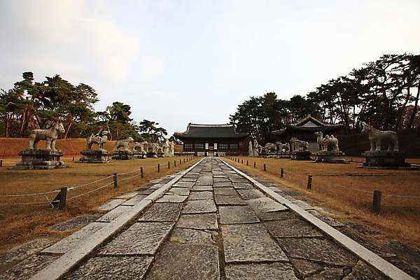 포토 JPG 주간 나무 식물 구름 한국문화 한국전통 전통 건축물 건축 아시아 전통문화 문화 길 조각 고건축 유적 한국건축 유적지 하늘 유물 한국 풍경 사람없음 야외 조형물 조각상 동양건축 원근감 문화재 무덤 묘 석상 경기도 남양주 묘소 사적 왕릉 홍유릉 조각_조소 국내포토 자연요소 동양문화 나라 뷰포인트 미술 세계문화유산 조소 파일형식 동양