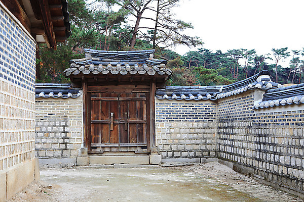 포토 JPG 주간 나무 식물 한국문화 한국전통 전통 건축물 건축 아시아 전통문화 문화 고건축 유적 한국건축 유적지 유물 출입구 한국 풍경 사람없음 야외 건물 담장 문 동양건축 문화재 무덤 묘 대문 경기도 남양주 묘소 사적 왕릉 홍유릉 국내포토 자연요소 동양문화 나라 세계문화유산 파일형식 동양