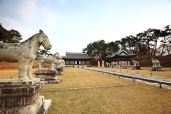 포토 JPG 주간 나무 식물 구름 한국문화 한국전통 전통 건축물 건축 아시아 전통문화 문화 조각 고건축 유적 한국건축 유적지 하늘 유물 한국 풍경 사람없음 야외 건물 조형물 조각상 동양건축 문화재 무덤 묘 석상 경기도 남양주 묘소 사적 왕릉 홍유릉 조각_조소 국내포토 자연요소 동양문화 나라 미술 세계문화유산 조소 파일형식 동양