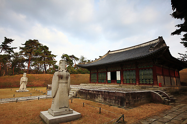 포토 JPG 주간 나무 식물 구름 한국문화 한국전통 전통 건축물 건축 아시아 전통문화 문화 조각 고건축 유적 한국건축 유적지 하늘 유물 한국 풍경 사람없음 야외 건물 조형물 조각상 동양건축 문화재 무덤 묘 석상 경기도 남양주 묘소 사적 왕릉 홍유릉 조각_조소 국내포토 자연요소 동양문화 나라 미술 세계문화유산 조소 파일형식 동양