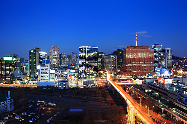포토 JPG 구름 건축물 건축 도로 길 야경 자동차 하늘 조명 서울 한국 빌딩 고가 사람없음 야외 건물 빛 도시풍경 고층빌딩 기찻길 차도 도시 고가도로 도심 저녁 서부역 서울역 가교 국내포토 자연요소 아시아 육상교통 교통시설 풍경 고속도로 야간 전철역 파일형식 풍경_경치
