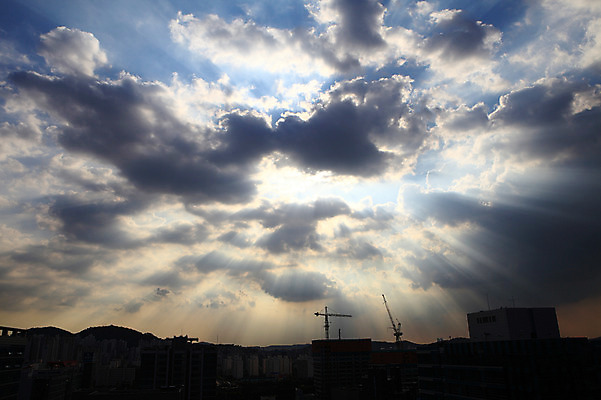 포토 JPG 주간 구름 건축물 실루엣 하늘 서울 한국 풍경 빌딩 사람없음 야외 건물 빛 도시풍경 햇빛 노을 고층빌딩 일몰 도시 도심 기중기 타워크레인 가산동 빛무리 국내포토 자연요소 건축 아시아 촬영기법 태양 중장비 파일형식