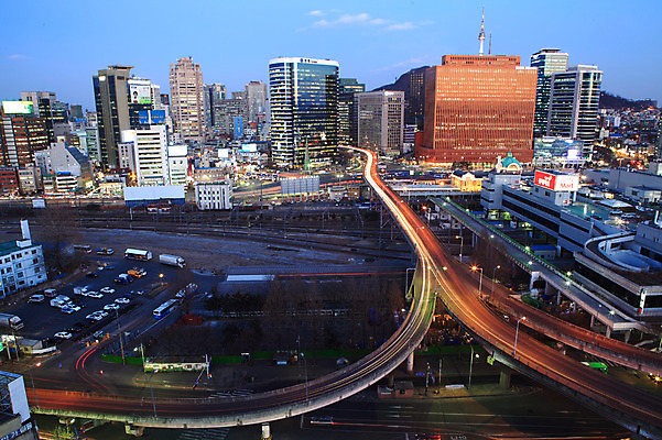 포토 JPG 주간 구름 건축물 건축 도로 길 자동차 하늘 조명 서울 한국 풍경 빌딩 고가 야외 건물 빛 도시풍경 고층빌딩 기찻길 차도 도시 고가도로 도심 서부역 서울역 가교 국내포토 자연요소 아시아 육상교통 교통시설 고속도로 전철역 파일형식