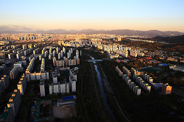 포토 JPG 주간 건축물 하늘 산 아파트 서울 한국 풍경 빌딩 사람없음 야외 건물 강 도시풍경 노을 고층빌딩 일몰 도시 도심 숲 강남 가교 국내포토 자연요소 건축 아시아 주택 파일형식